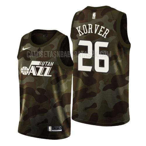 camiseta utah jazz de la kyle korver 26 hombres camuflaje día conmemorativo 2019